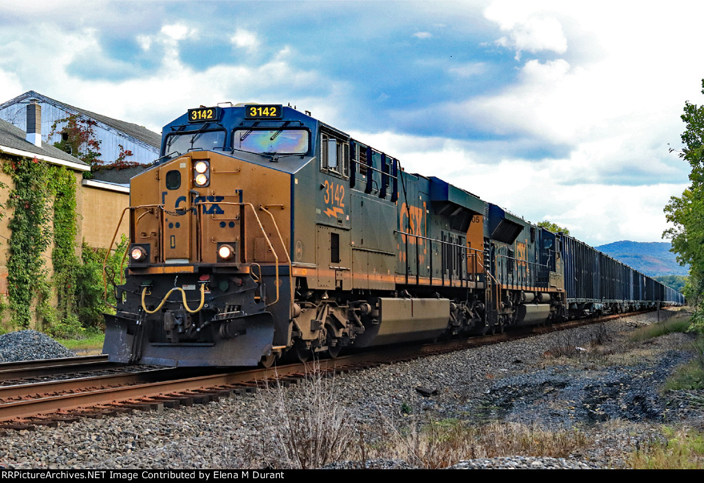 CSX 3142 and CSX 8905 on M-434